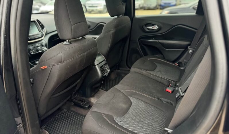 
								2016 JEEP CHEROKEE AWD clean title full									