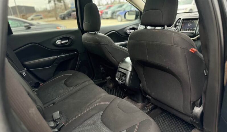 
								2016 JEEP CHEROKEE AWD clean title full									