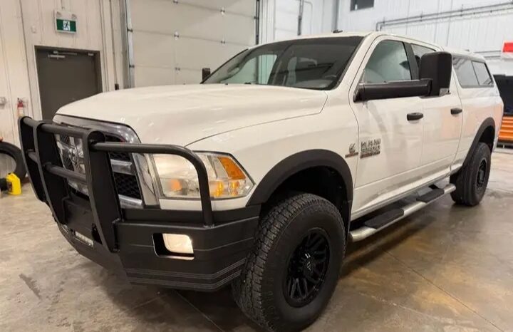 
								2014 DODGE RAM 3500 4X4 cylinder diesel turbo clean titl full									