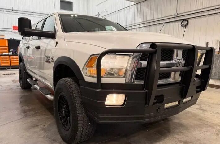 
								2014 DODGE RAM 3500 4X4 cylinder diesel turbo clean titl full									