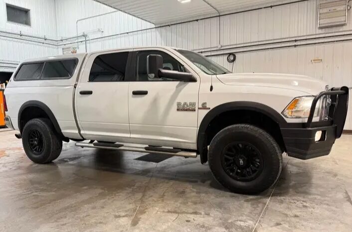 
								2014 DODGE RAM 3500 4X4 cylinder diesel turbo clean titl full									