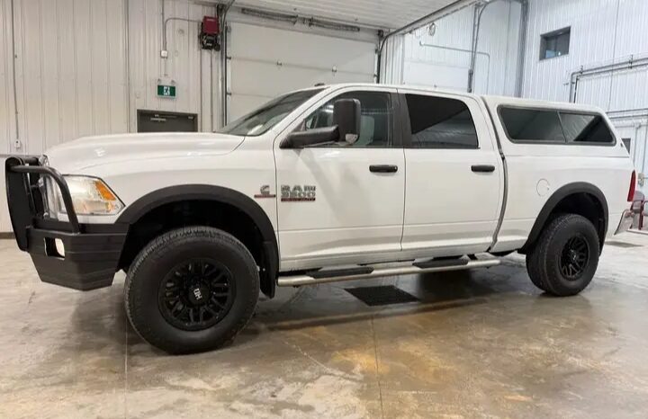 
								2014 DODGE RAM 3500 4X4 cylinder diesel turbo clean titl full									