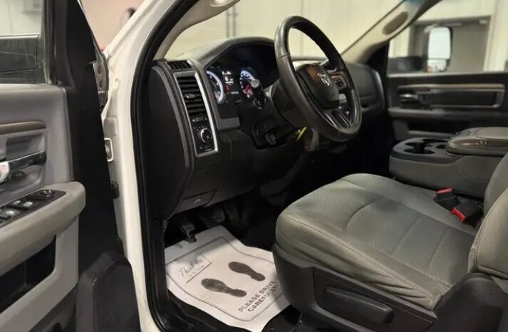 
								2014 DODGE RAM 3500 4X4 cylinder diesel turbo clean titl full									