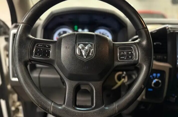 
								2014 DODGE RAM 3500 4X4 cylinder diesel turbo clean titl full									