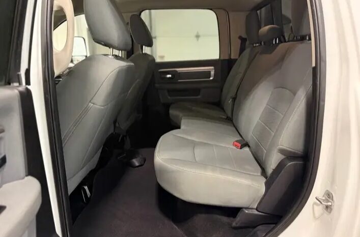 
								2014 DODGE RAM 3500 4X4 cylinder diesel turbo clean titl full									
