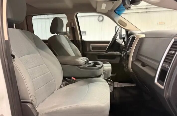 
								2014 DODGE RAM 3500 4X4 cylinder diesel turbo clean titl full									