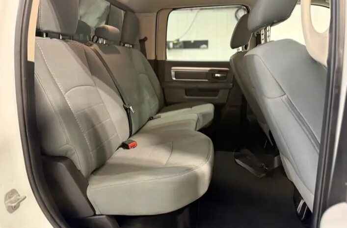
								2014 DODGE RAM 3500 4X4 cylinder diesel turbo clean titl full									