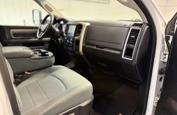 
								2014 DODGE RAM 3500 4X4 cylinder diesel turbo clean titl full									