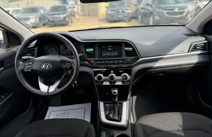 
								2020 HYUNDAI ELANTRA CLEAN TITLE  cheap on gas full									