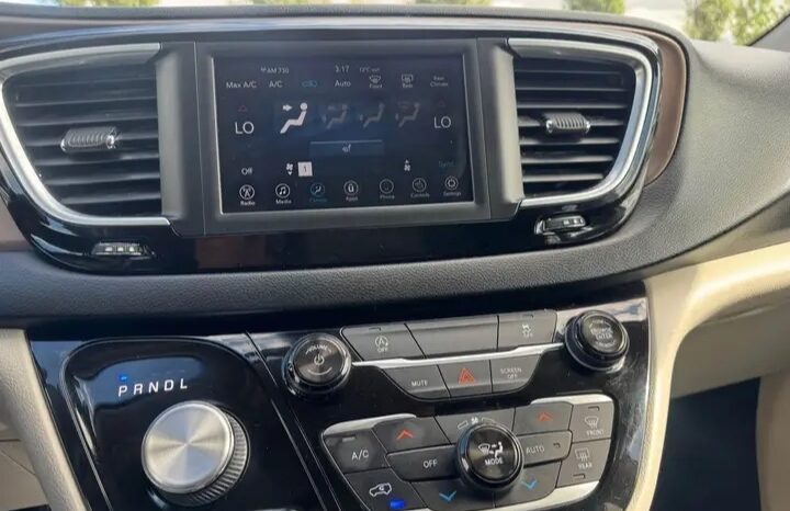 
								2018 CHRYSLER PACIFICA,TOURING-L CLEAN TITLE FULLY LOADED full									